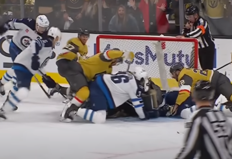 VIDEO I Hokejaš Winnipeg Jetsa pao na klizaljku protivničkog golmana 
